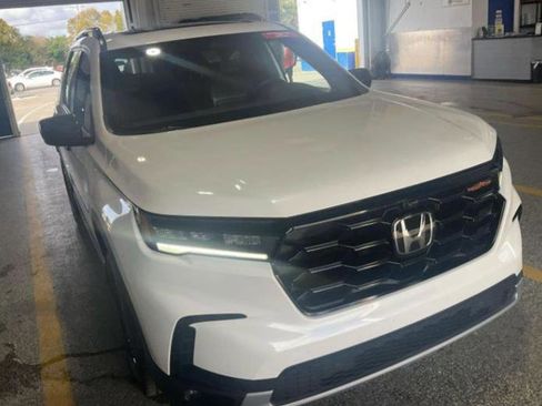 Used 2023 Honda Pilot TrailSport image 3