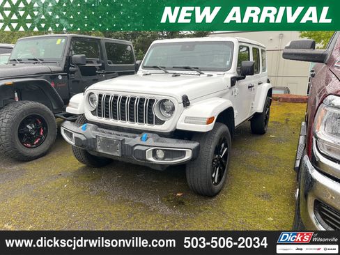 Used 2024 Jeep Wrangler Unlimited Sahara AWD/4WD image 5