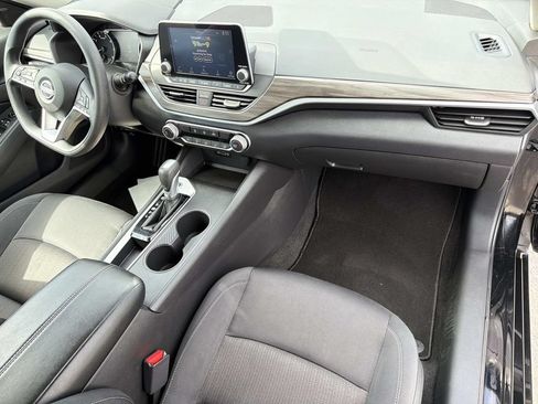 Used 2025 Nissan Altima 2.5 SV FWD image 13
