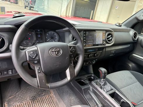 Used 2023 Toyota Tacoma TRD Off-Road w/ Technology Package AWD/4WD image 17
