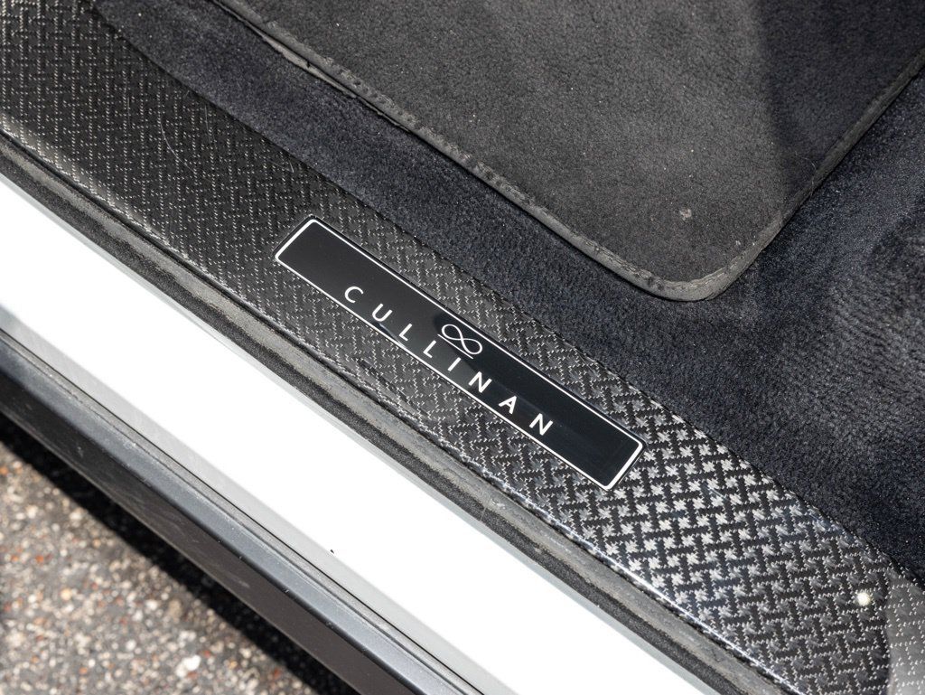 Used 2022 Rolls-Royce Cullinan Black Badge w/ Dark Exterior Package AWD/4WD image 32
