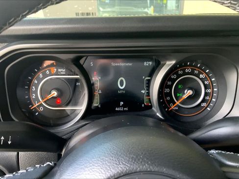 Used 2025 Jeep Gladiator Rubicon w/ Convenience Group AWD/4WD image 26