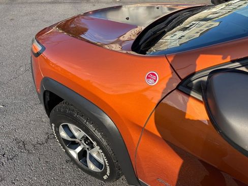 Used 2016 Jeep Cherokee Trailhawk w/ Comfort/Convenience Group image 12