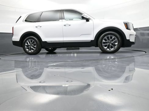 Used 2024 Kia Telluride LX AWD/4WD image 29