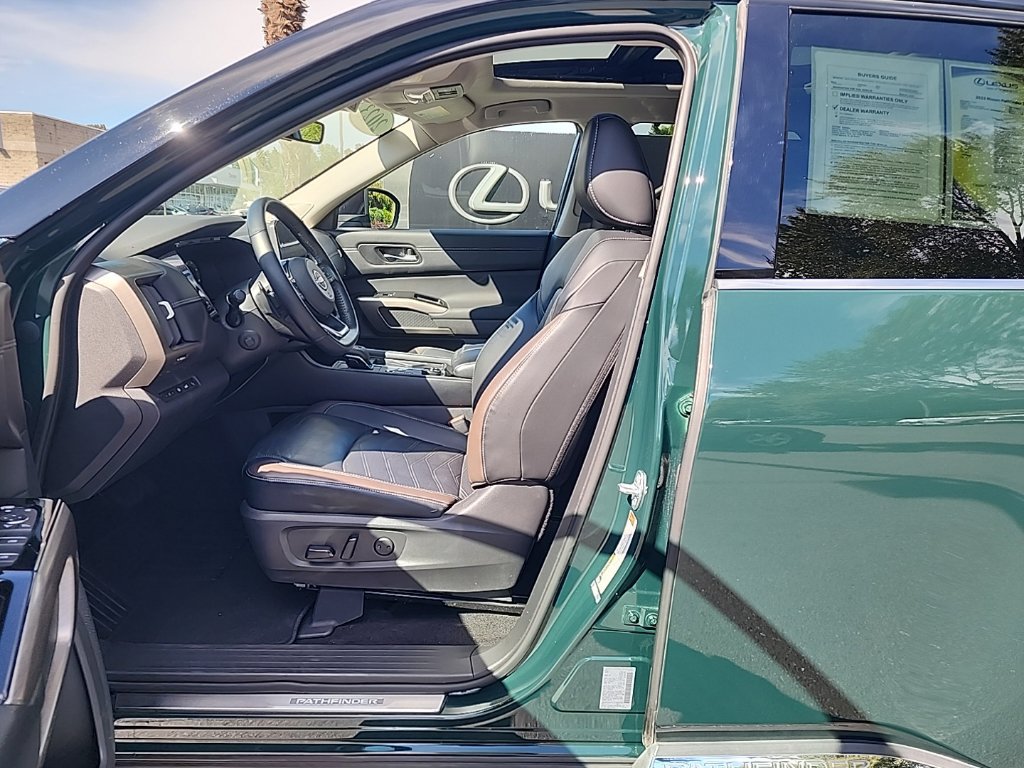 Used 2023 Nissan Pathfinder Platinum w/ Lighting Package (N92) AWD/4WD image 8