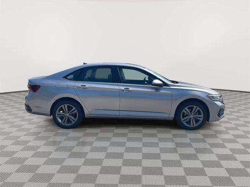 Used 2024 Volkswagen Jetta SE FWD image 4
