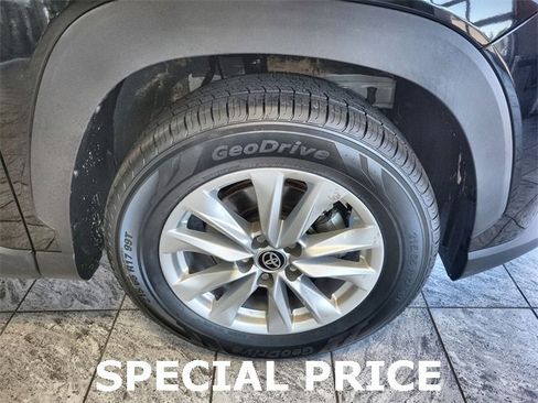 Used 2024 Toyota Corolla Cross LE image 10