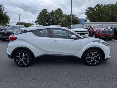 Used 2020 Toyota C-HR XLE FWD image 2