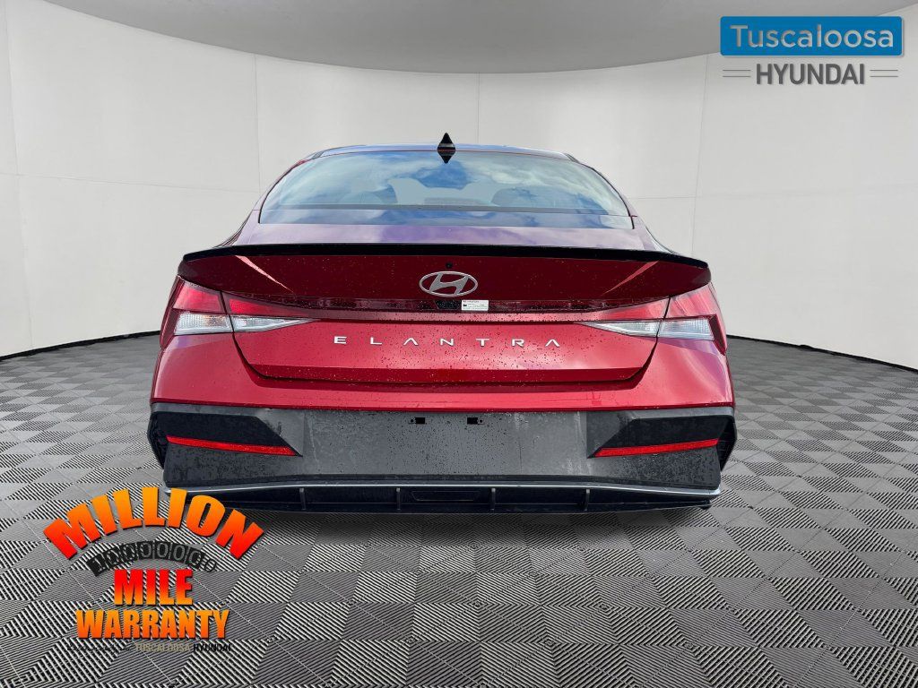 Used 2025 Hyundai Elantra Sport FWD image 4