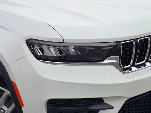 Used 2025 Jeep Grand Cherokee Laredo X w/ Luxury Tech Group I image 30