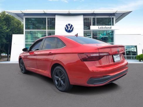 Used 2022 Volkswagen Jetta SE w/ Panoramic Sunroof Package FWD image 4