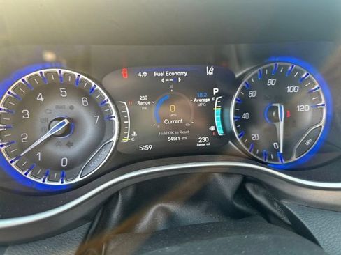 Used 2023 Chrysler Pacifica Touring-L FWD image 3