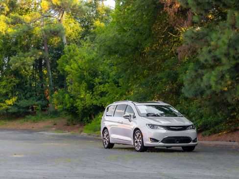 Used 2017 Chrysler Pacifica Limited FWD image 34