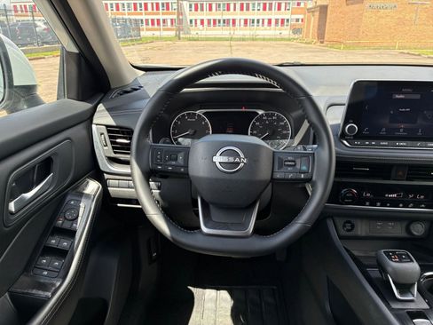 Used 2025 Nissan Rogue SV AWD/4WD image 31