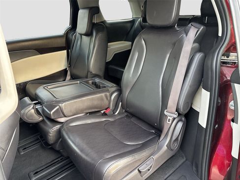 Used 2024 Kia Carnival LX image 23