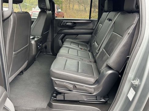 Used 2025 Chevrolet Suburban Z71 AWD/4WD image 18