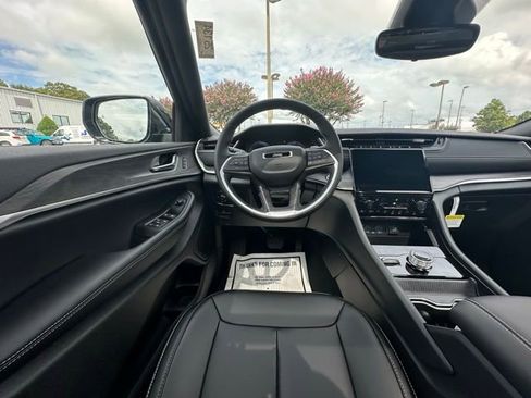 New 2025 Jeep Grand Cherokee Limited AWD/4WD image 18