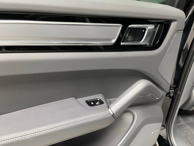 Used 2022 Porsche Cayenne Platinum Edition AWD/4WD image 45