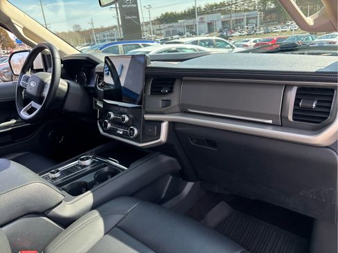 Used 2023 Ford Expedition XLT image 32