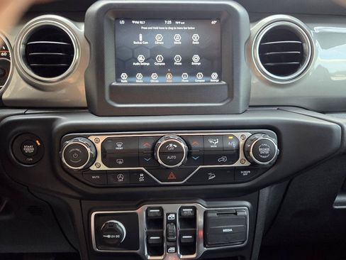 Used 2019 Jeep Wrangler Unlimited Sahara AWD/4WD image 20