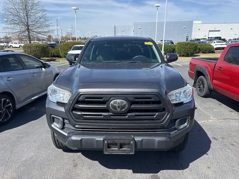 Used 2018 Toyota Tacoma SR w/ SR Convenience Package image 2