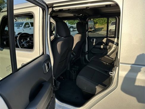 Used 2023 Jeep Gladiator Overland image 11