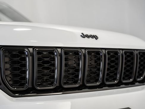 New 2025 Jeep Grand Cherokee Altitude image 11