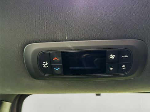 Used 2025 Chrysler Pacifica Select image 23