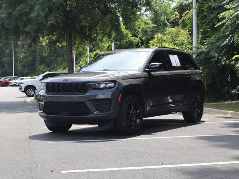 Used 2023 Jeep Grand Cherokee Altitude RWD image 42