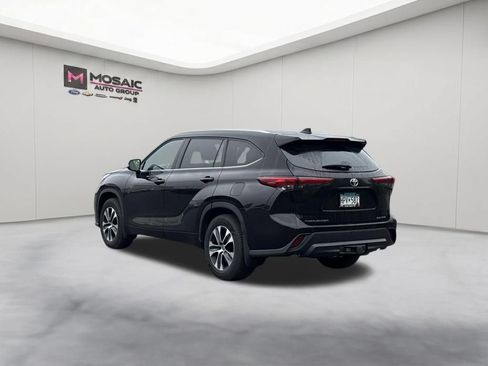 Used 2022 Toyota Highlander XLE AWD/4WD image 7