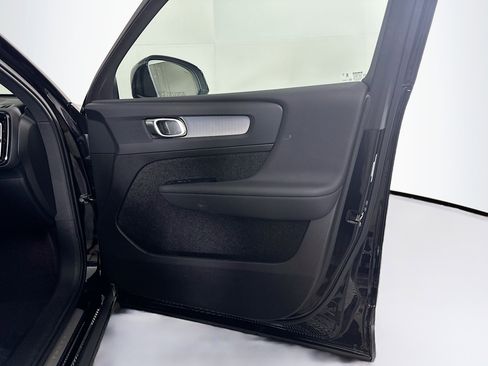 Used 2025 Volvo XC40 B5 Core image 33