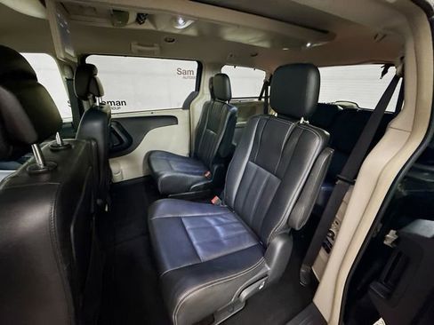 Used 2016 Chrysler Town & Country Touring w/ Driver Convenience Group image 24