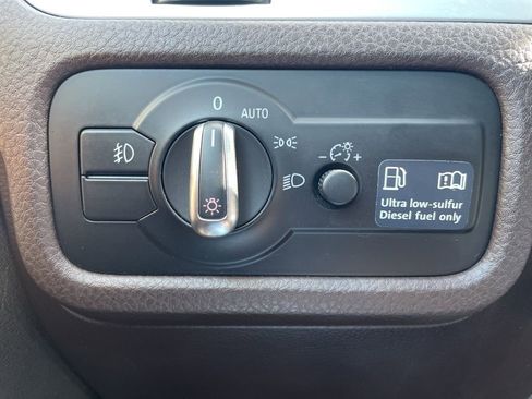 Used 2012 Volkswagen Touareg TDI image 23