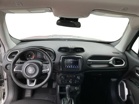 Used 2018 Jeep Renegade Latitude FWD image 20