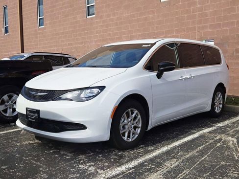 Used 2026 Chrysler Voyager LX image 4