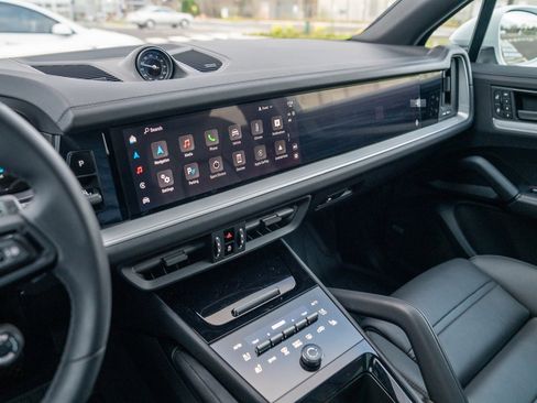 Used 2025 Porsche Cayenne image 16