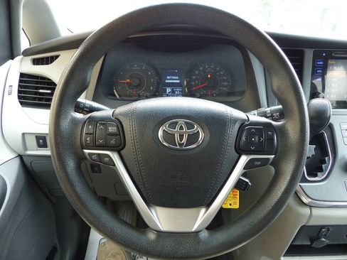 Used 2017 Toyota Sienna LE FWD image 56