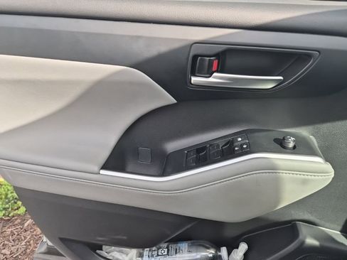 Used 2023 Toyota Highlander XLE image 11