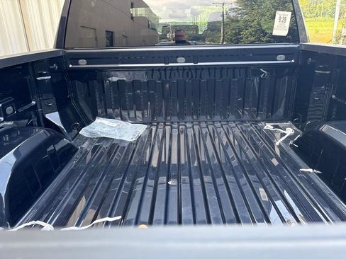 Used 2023 Chevrolet Silverado 1500 LT AWD/4WD image 8