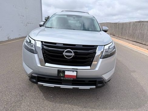Used 2024 Nissan Pathfinder Platinum FWD image 3