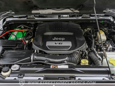 Used 2015 Jeep Wrangler Unlimited Rubicon w/ Connectivity Group image 40