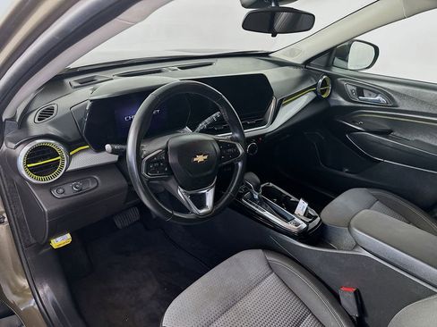 Used 2024 Chevrolet Trax LT w/ LT Convenience Package image 29