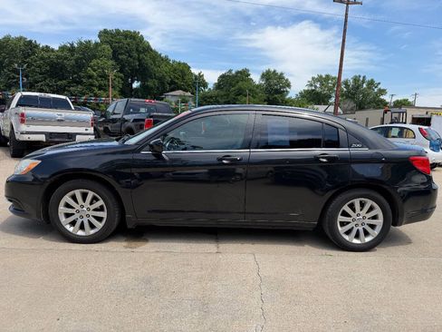 Used 2011 Chrysler 200 Touring FWD image 4
