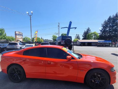 Used 2018 Dodge Charger R/T RWD image 5