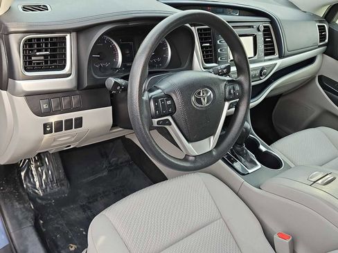 Used 2019 Toyota Highlander LE image 10