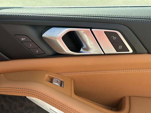 Used 2023 BMW X7 xDrive40i w/ Premium Package image 16