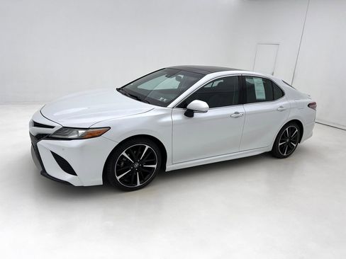 Used 2018 Toyota Camry XSE image 5