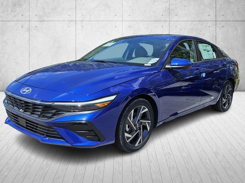 Used 2025 Hyundai Elantra SEL image 2