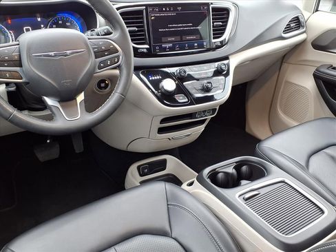 Used 2023 Chrysler Pacifica Touring-L image 14