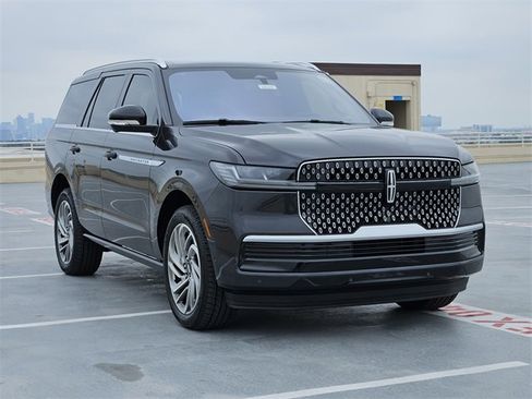 New 2025 Lincoln Navigator Reserve image 3